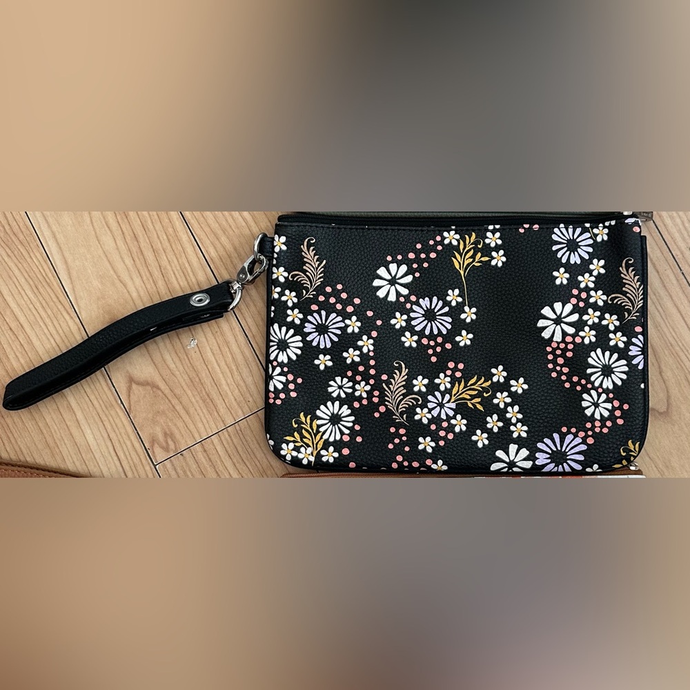 ThirtyOne wristlet - black